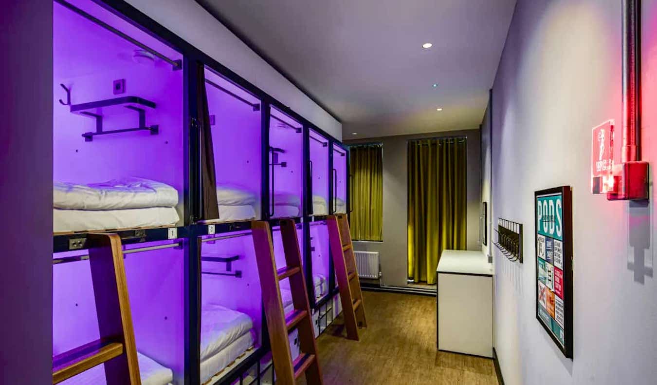 Um dormitório com camas embutidas no Jacobs Inn em Dublin, Irlanda