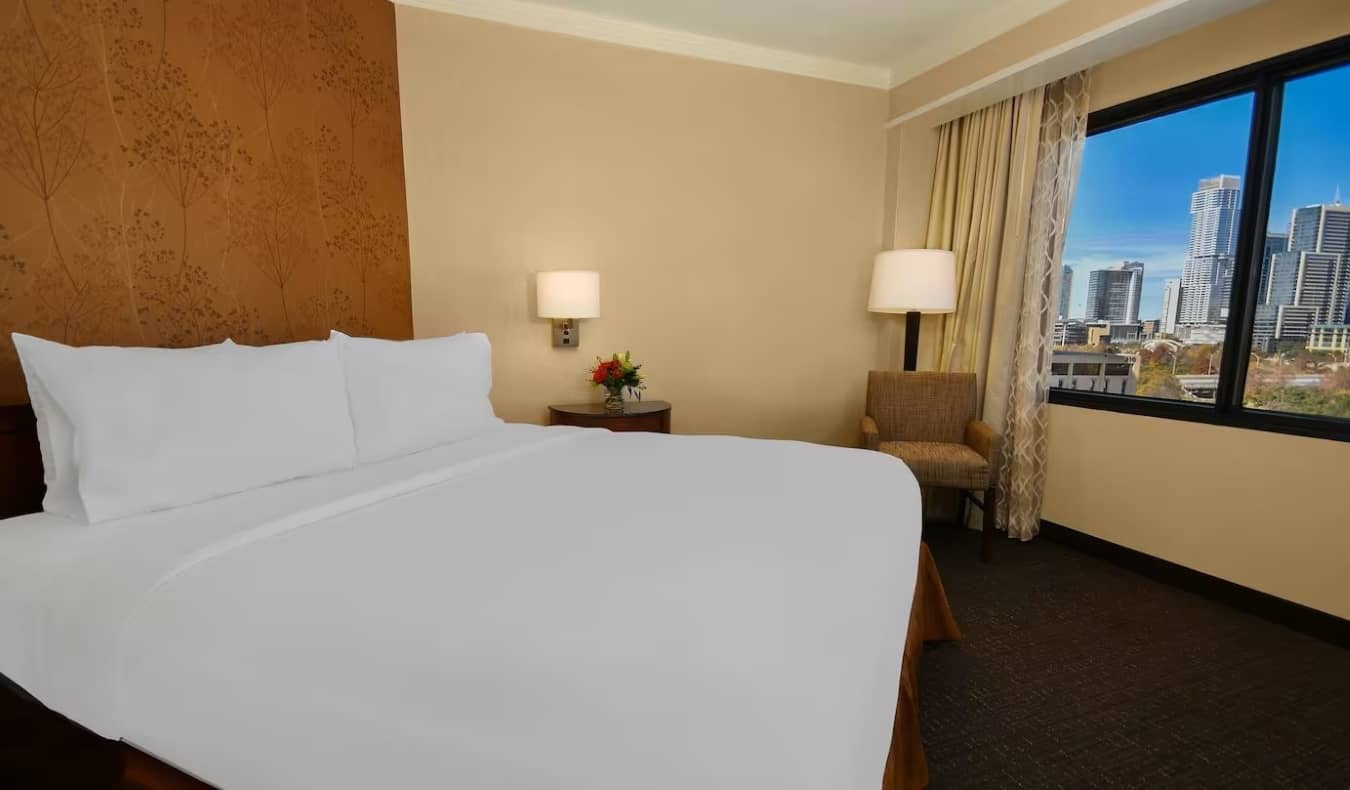Um quarto simples com cama queen-size no Embassy Suites by Hilton em Austin, Texas