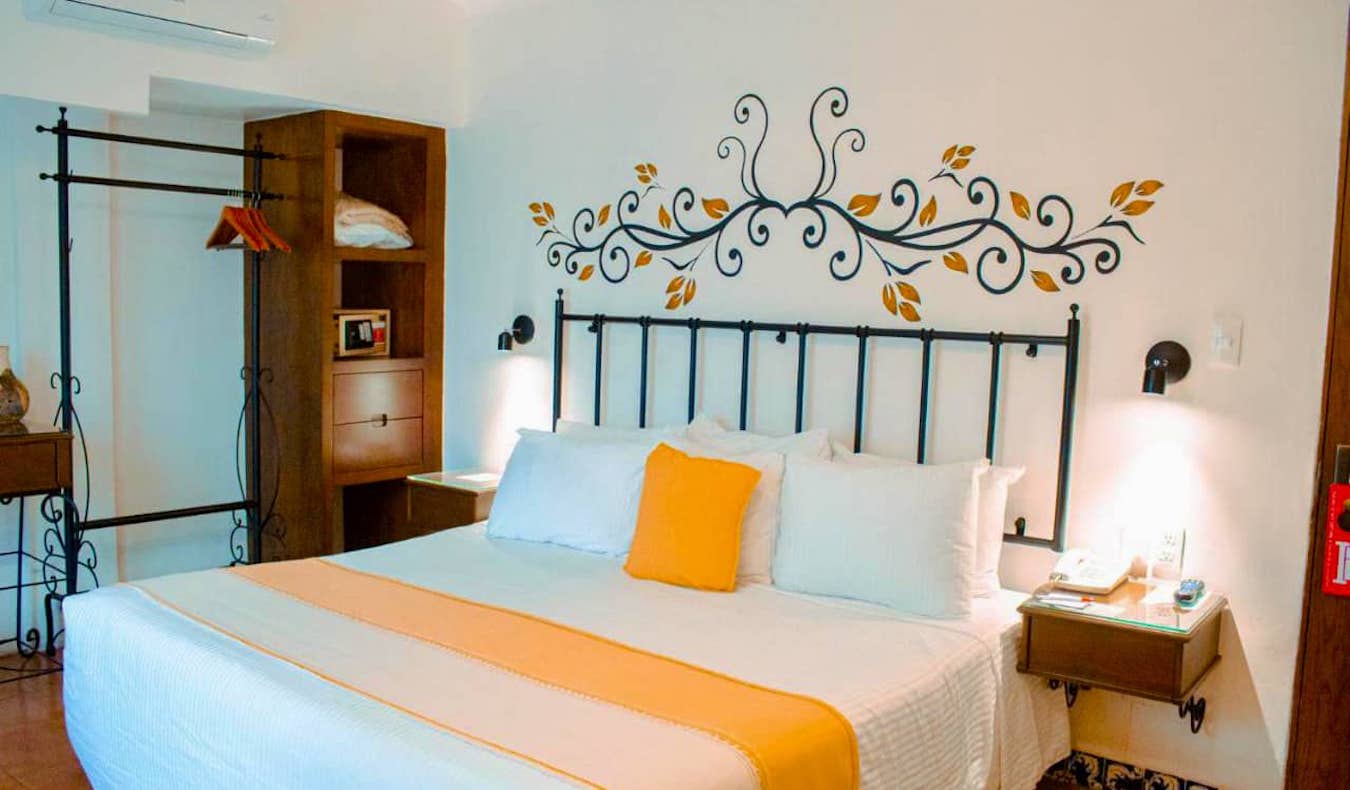 Uma cama grande e confortável em um quarto individual no Oaxaca Real Hotel em Oaxaca, México