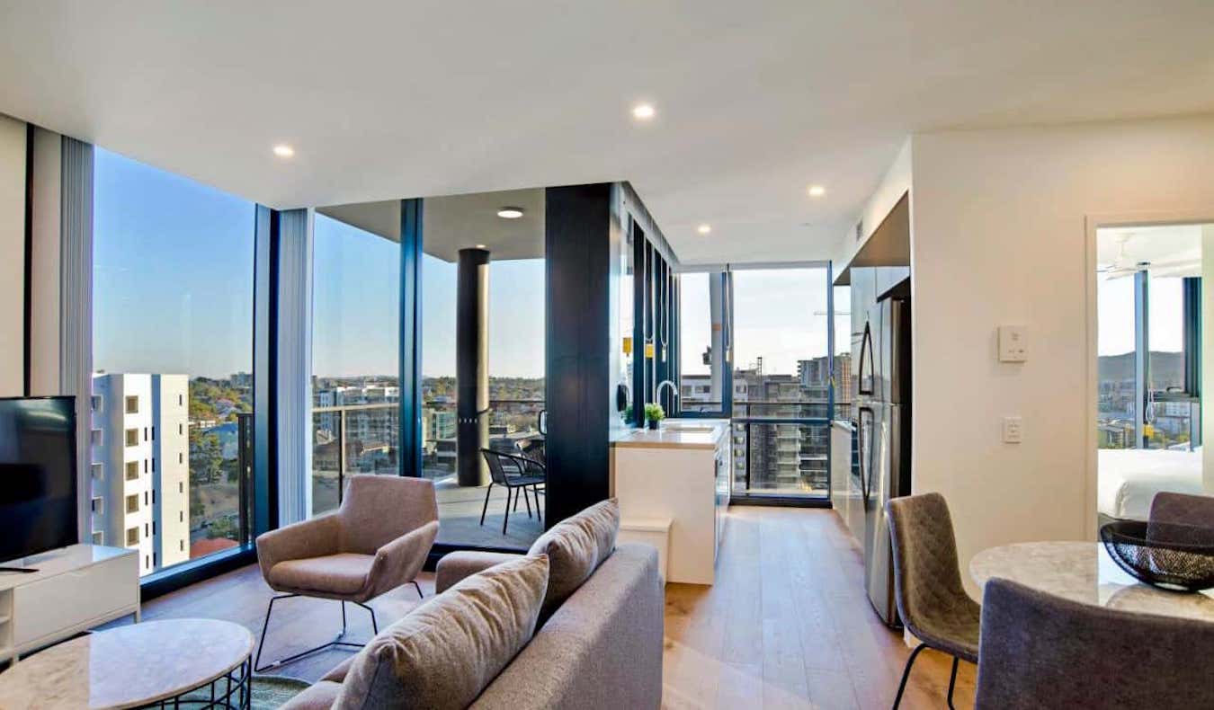 Um quarto de hotel-apartamento amplo e bem iluminado com muita luz natural em Brisbane, Austrália
