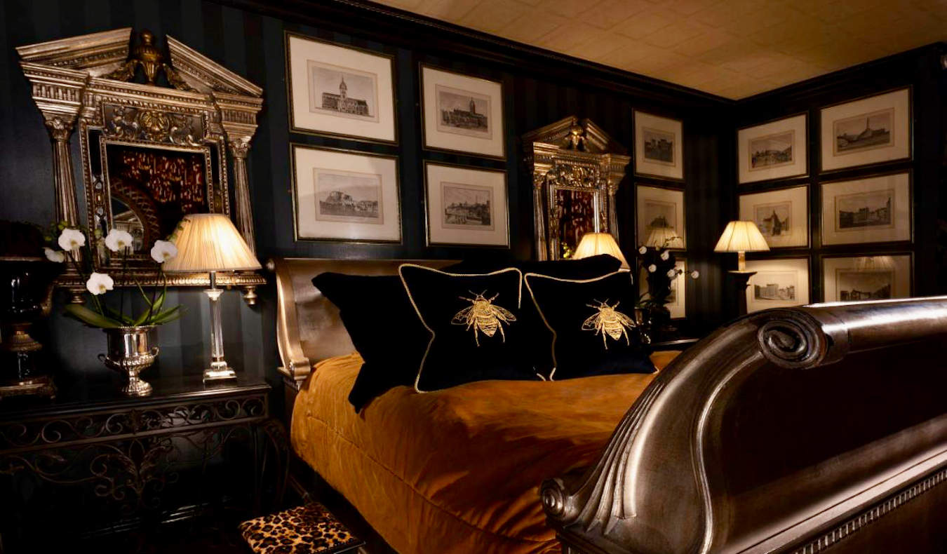 Uma suíte de hotel super luxuosa e elegante em um hotel cinco estrelas em Edimburgo, Escócia