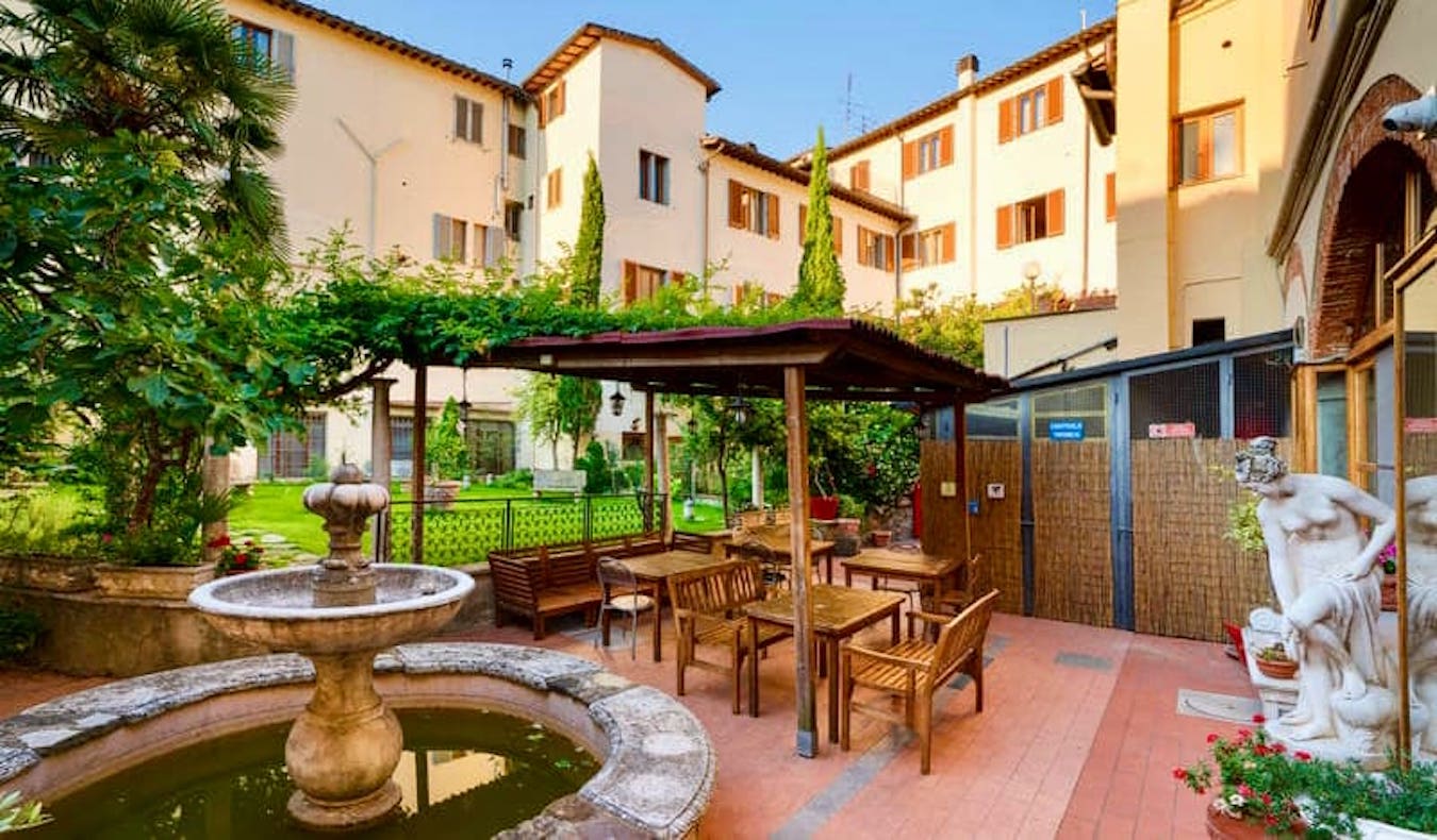 O belo pátio do albergue Archi Rossi em Florença, Itália