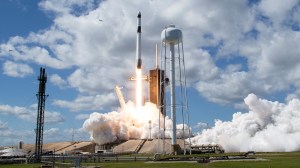 Missão tripulada da SpaceX é lançada na estação espacial internacional