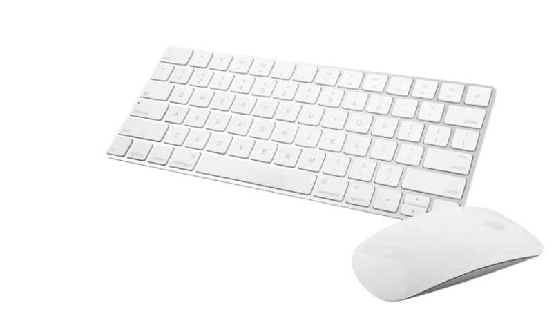 Um mouse sem fio e teclado Apple