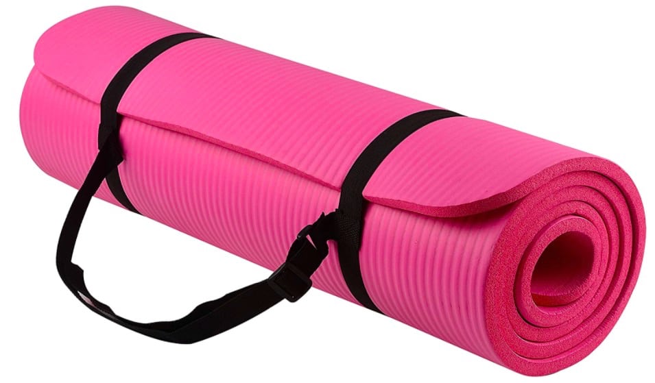 Um tapete de ioga rosa enrolado