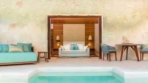 A unidade Serenity Pool Villa abre para um terraço com piscina privada no Chablé Maroma.