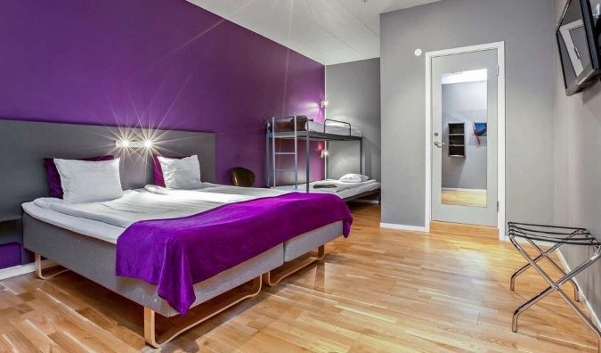 Quarto familiar com cama de casal e beliche no hotel Aiden em Estocolmo, Suécia